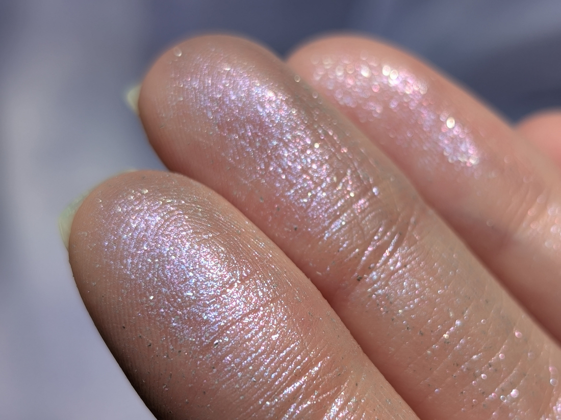 Ne Blednaya Magic Dust Lilac Silver, средний слой, мягкий солнечный свет