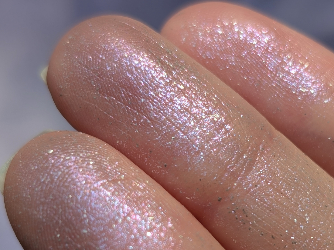 Ne Blednaya Magic Dust Lilac Silver, средний слой, мягкий солнечный свет