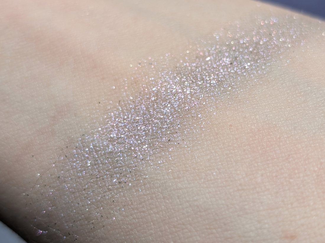 Ne Blednaya Magic Dust Lilac Silver, средний слой, дневной свет