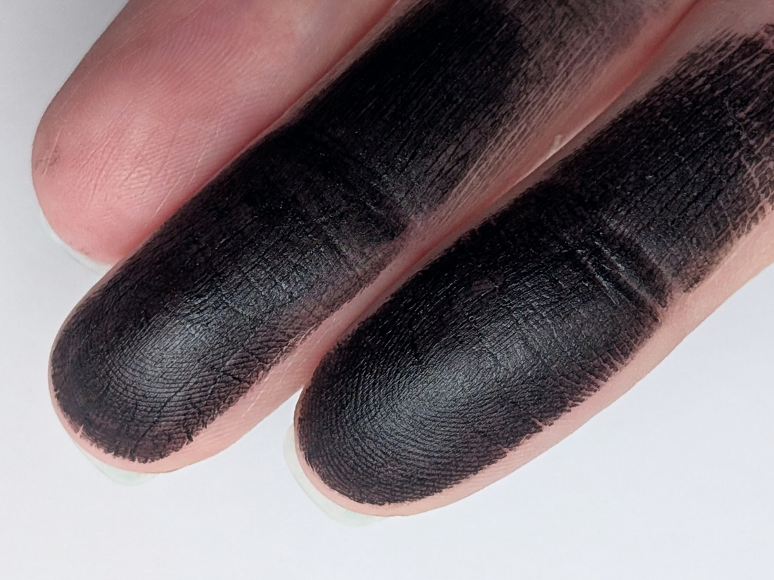 Catrice Mystic Forest Lipstick C01 Deepest Secret, дневной свет