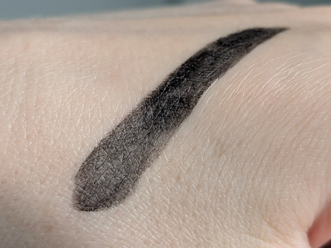 Catrice Mystic Forest Lipstick C01 Deepest Secret, один слой, дневной свет