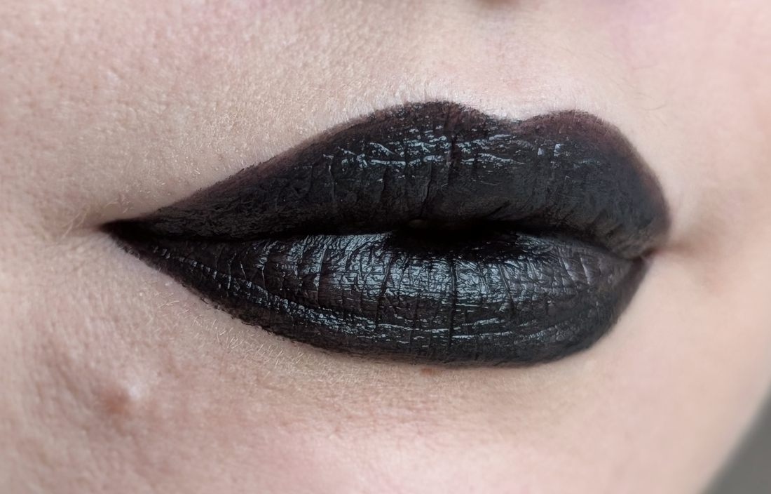 Catrice Mystic Forest Lipstick C01 Deepest Secret, соло, дневной свет