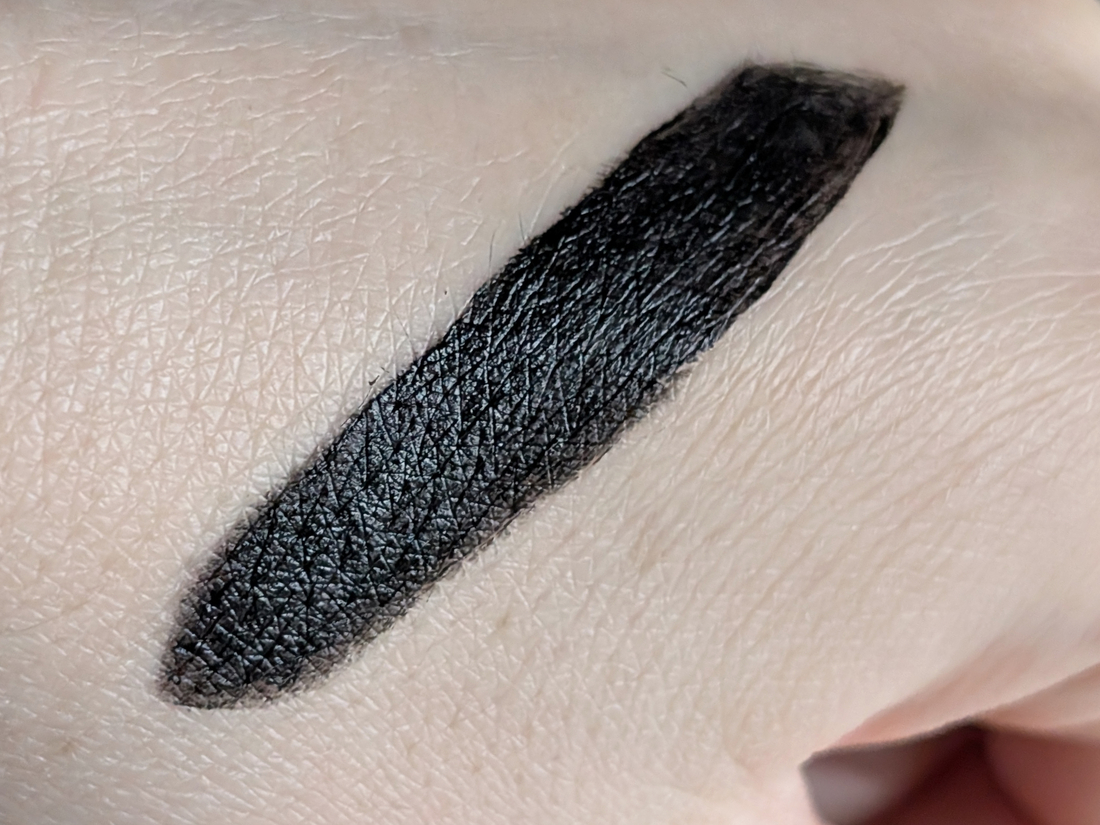 Catrice Mystic Forest Lipstick C01 Deepest Secret, несколько слоёв, дневной свет