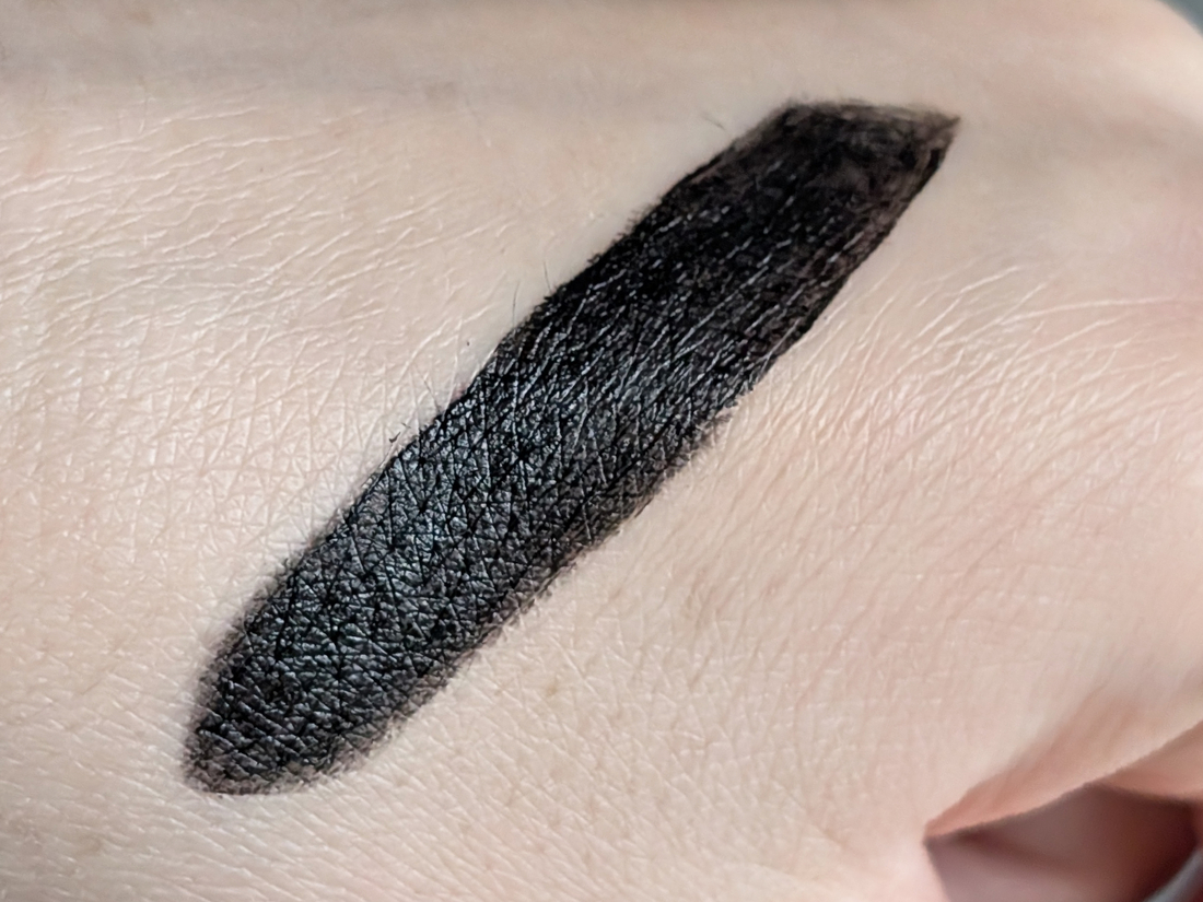 Catrice Mystic Forest Lipstick C01 Deepest Secret, несколько слоёв, дневной свет