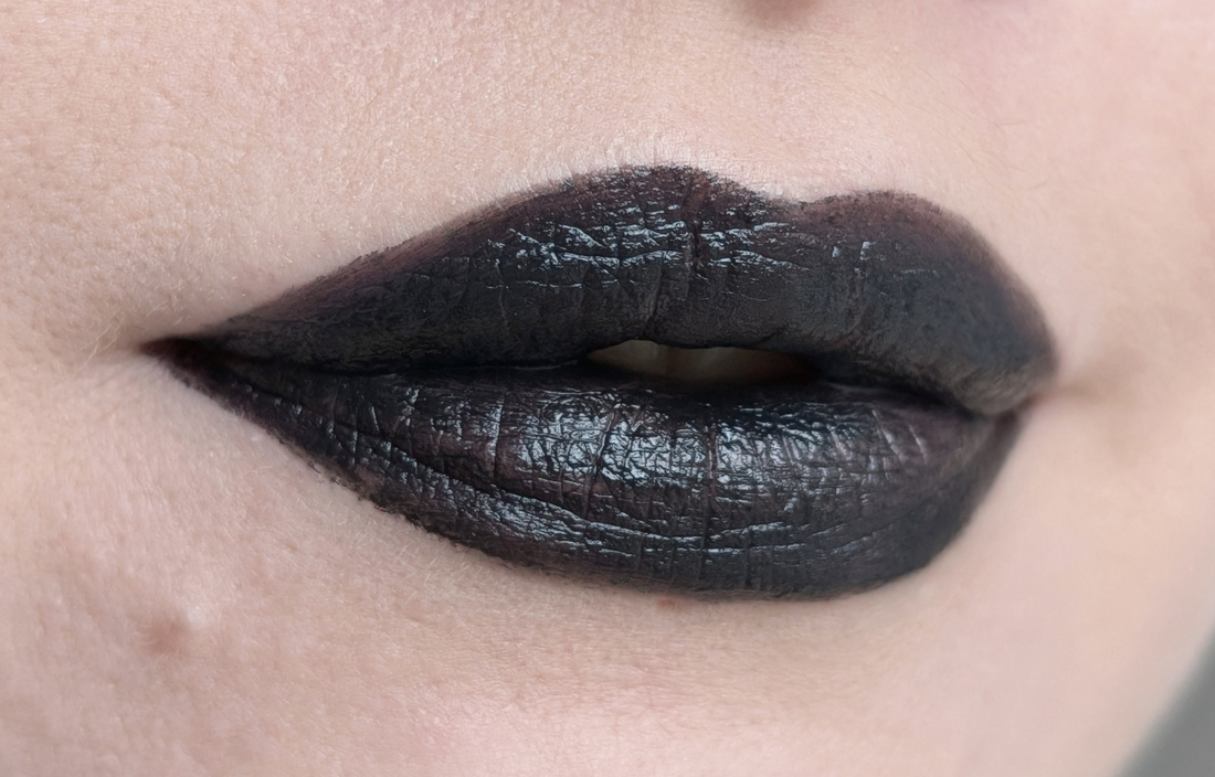 Catrice Mystic Forest Lipstick C01 Deepest Secret, соло, дневной свет