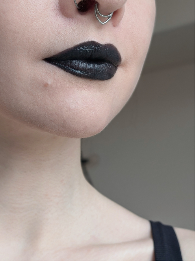 Catrice Mystic Forest Lipstick C01 Deepest Secret, соло, дневной свет