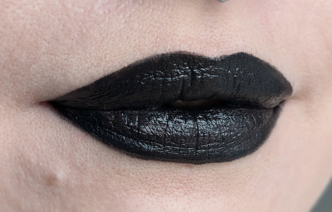 Catrice Mystic Forest Lipstick C01 Deepest Secret, с контуром на подложке, дневной свет