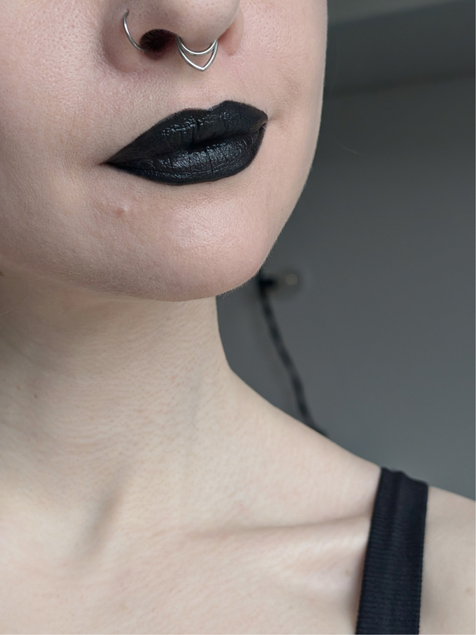 Catrice Mystic Forest Lipstick C01 Deepest Secret, с контуром на подложке, дневной свет