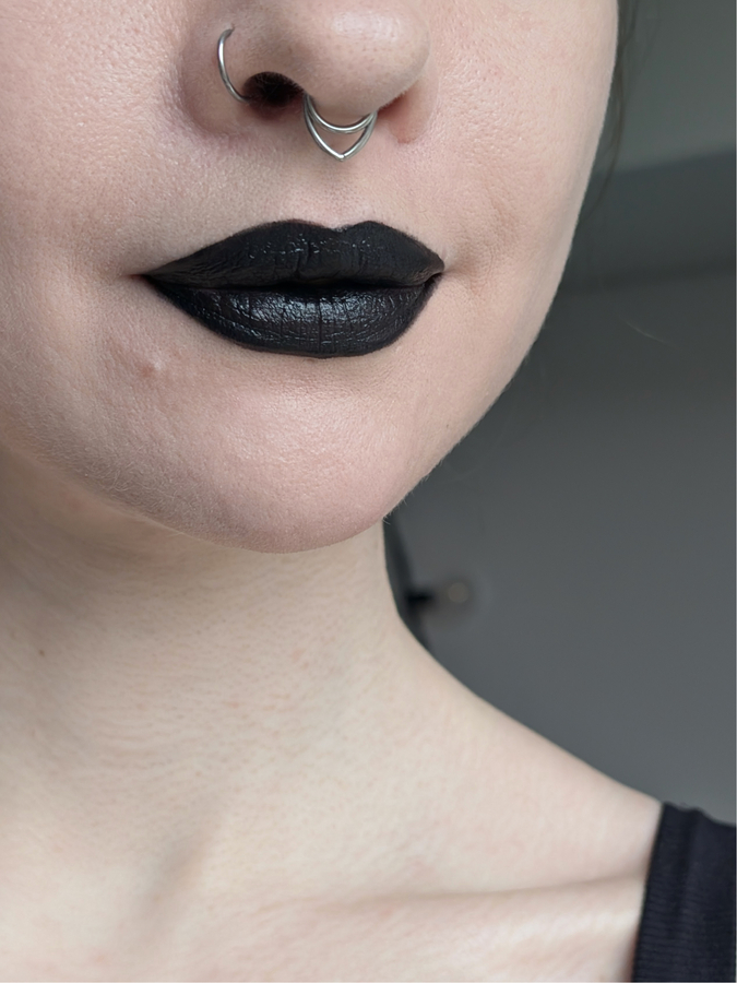 Catrice Mystic Forest Lipstick C01 Deepest Secret, с контуром на подложке, дневной свет