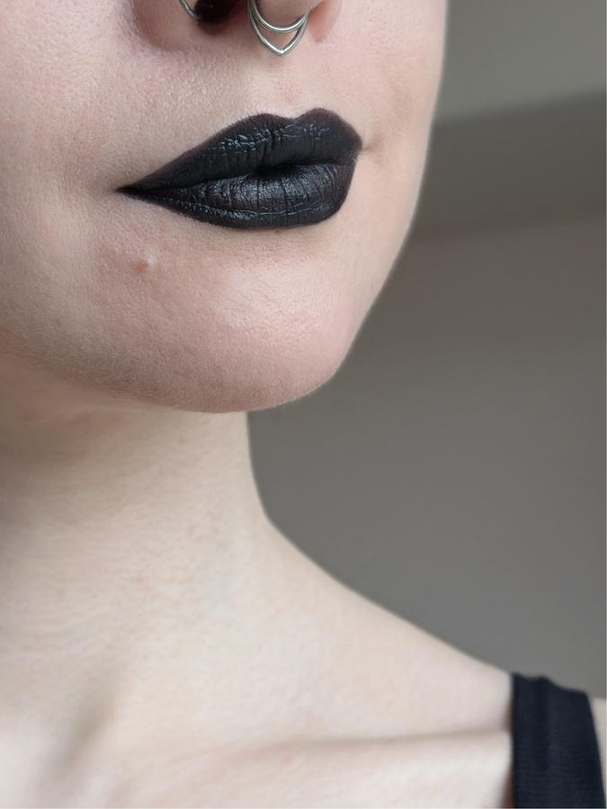 Catrice Mystic Forest Lipstick C01 Deepest Secret, соло, дневной свет