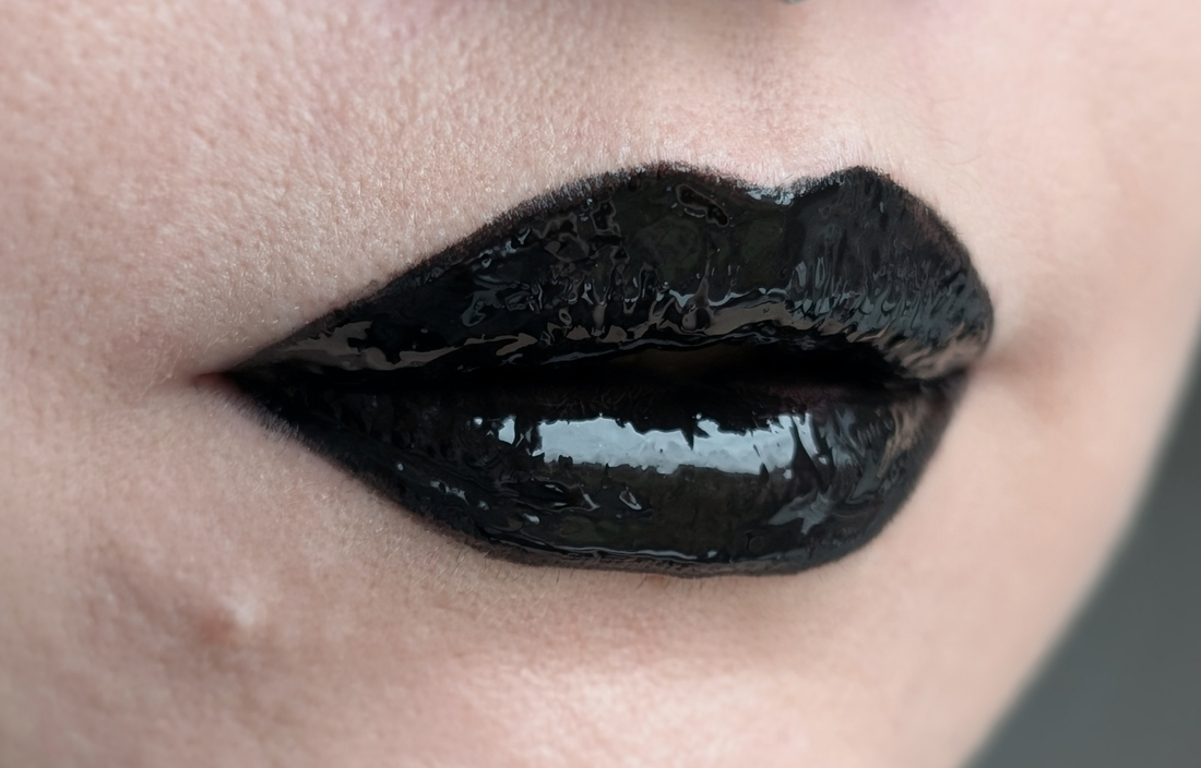 Catrice Mystic Forest Lipstick C01 Deepest Secret, на подложке с блеском, дневной свет