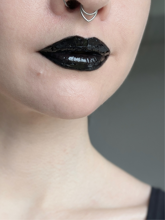 Catrice Mystic Forest Lipstick C01 Deepest Secret, на подложке с блеском, дневной свет