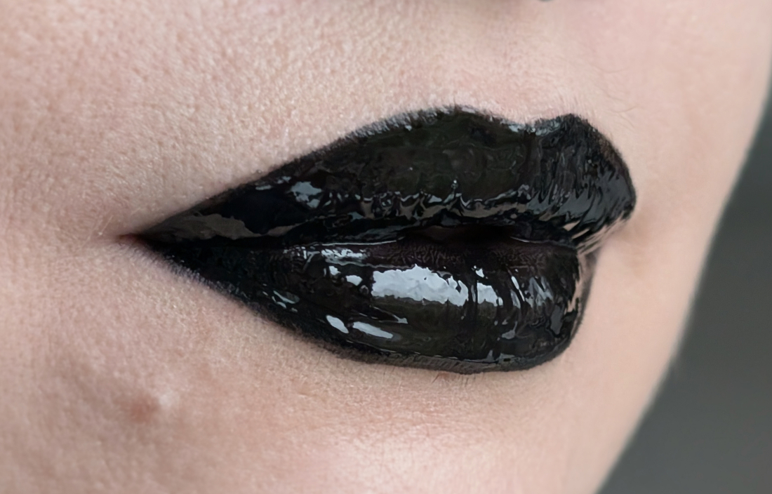 Catrice Mystic Forest Lipstick C01 Deepest Secret, на подложке с блеском, дневной свет