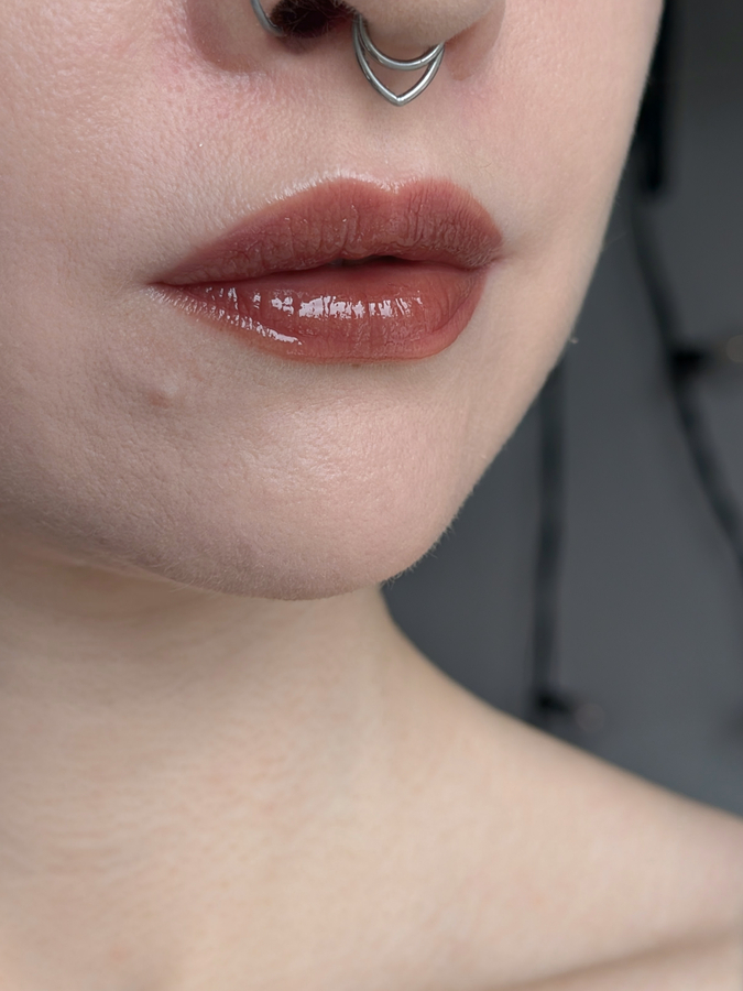 Laka Fruity Glam Tint 121 Ash Nut, два слоя, дневной свет