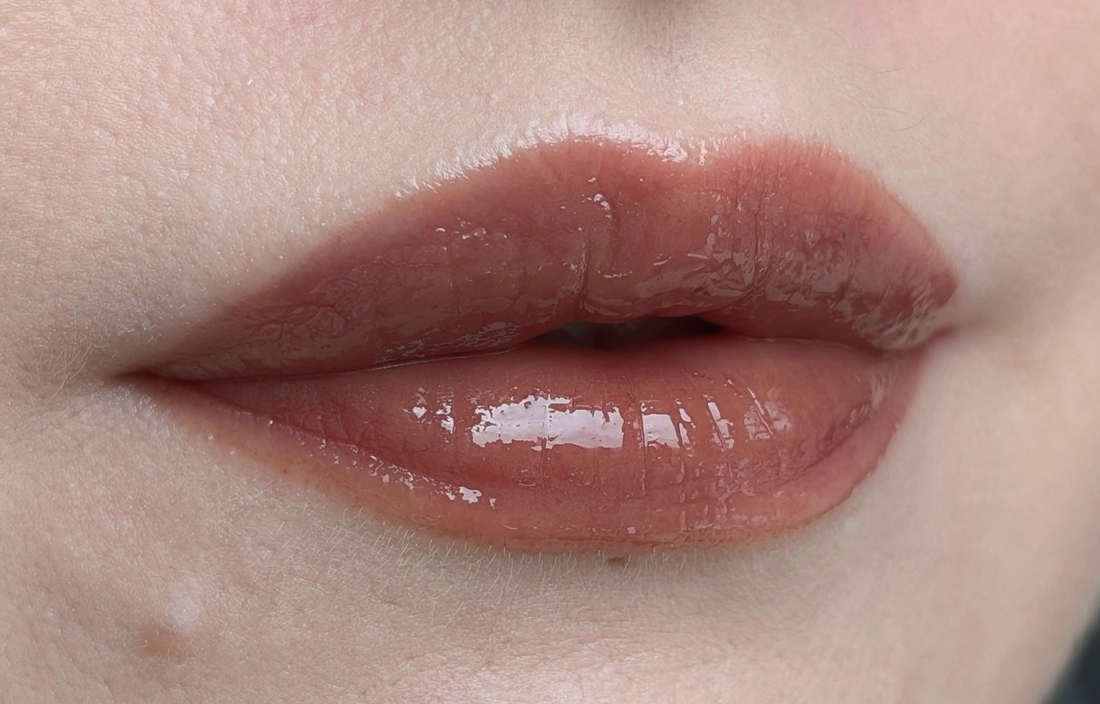 Laka Fruity Glam Tint 121 Ash Nut, два слоя, дневной свет