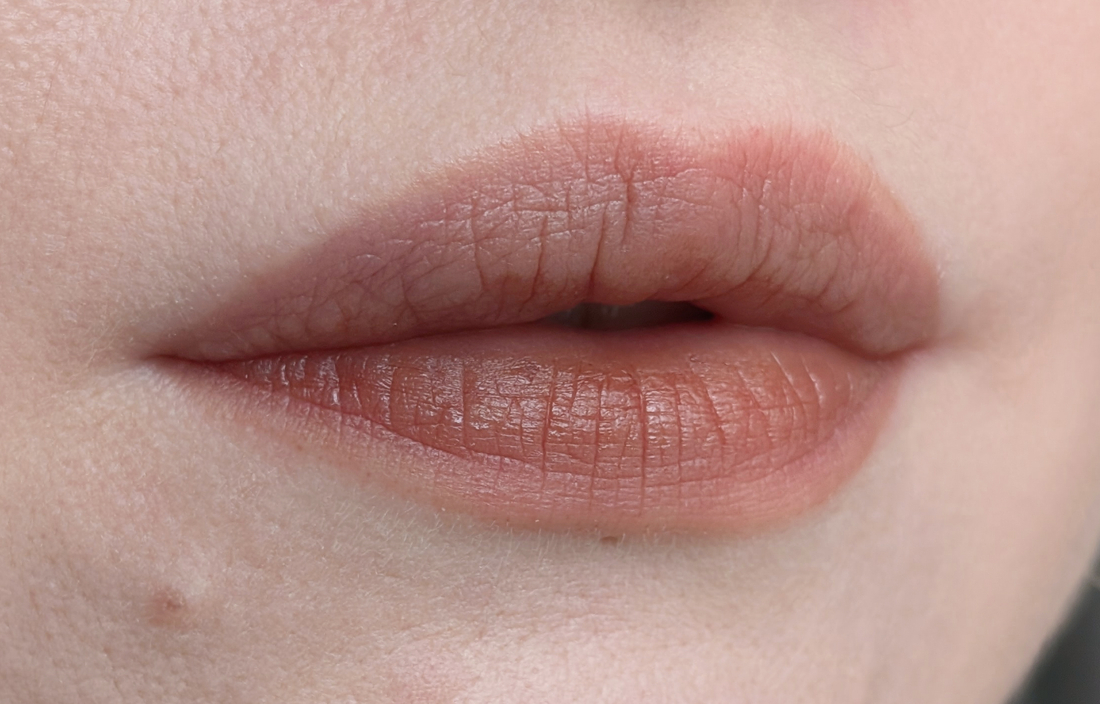 Laka Fruity Glam Tint 121 Ash Nut, тинт после удаления салфеткой, дневной свет