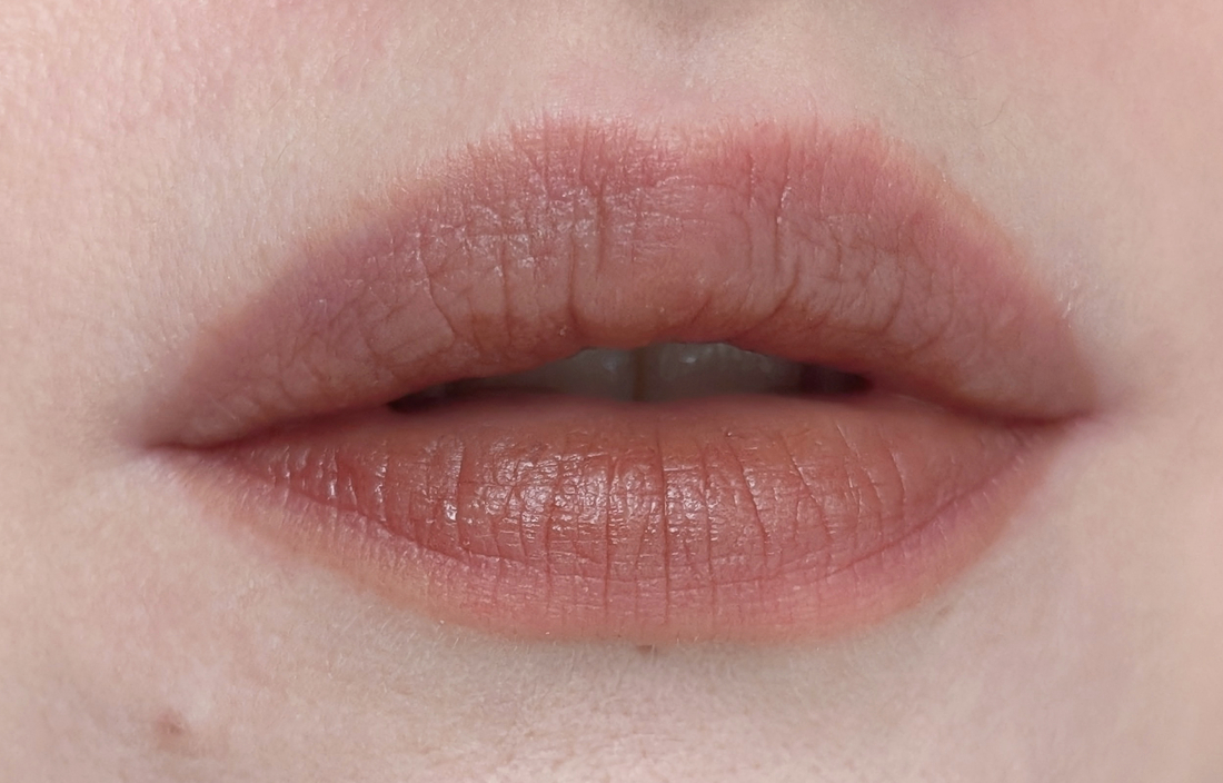 Laka Fruity Glam Tint 121 Ash Nut, тинт после удаления салфеткой, дневной свет