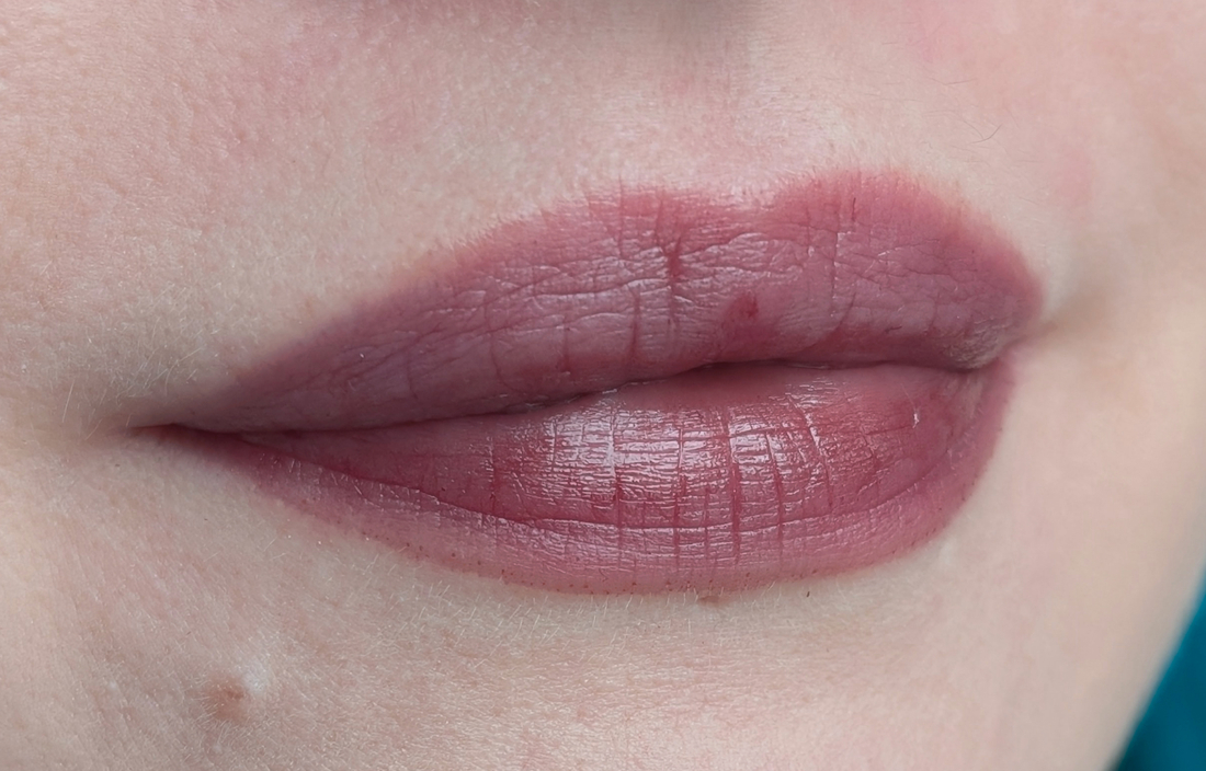 Laka Fruity Glam Tint 123 Unsweet Berry, тинт после удаления салфеткой, дневной свет