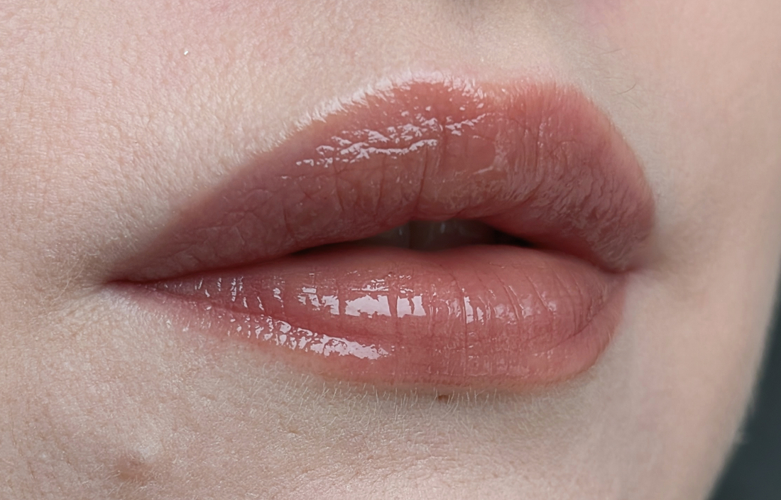 Laka Fruity Glam Tint 121 Ash Nut, один слой, дневной свет