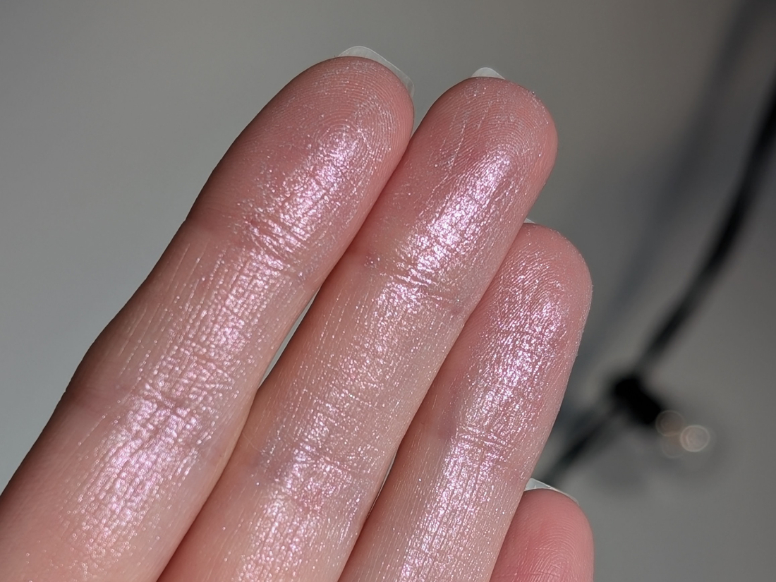 Colorgram Milk Bling Heartlighter 02 Pink Heart, дневной свет