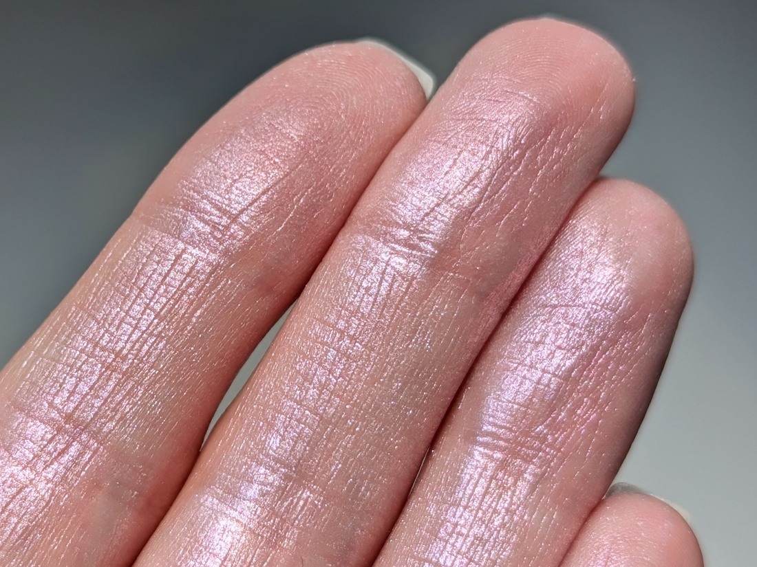 Colorgram Milk Bling Heartlighter 02 Pink Heart, дневной свет