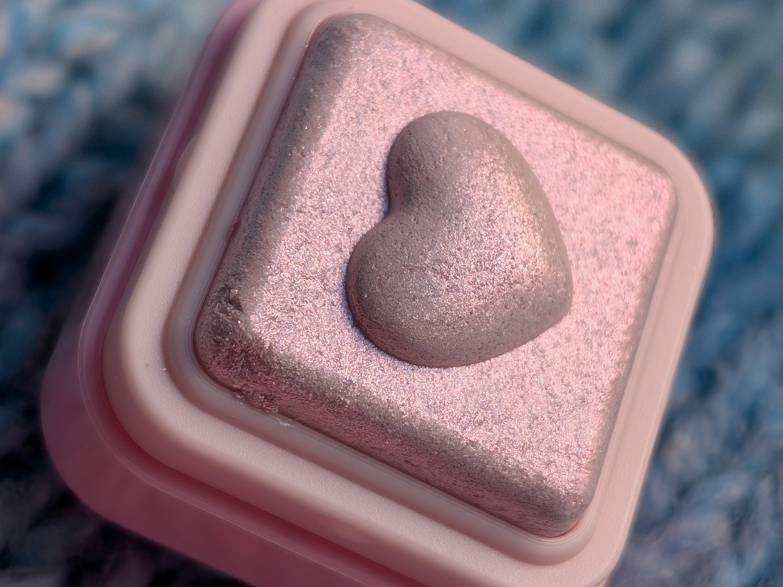 Colorgram Milk Bling Heartlighter 02 Pink Heart, дневной свет