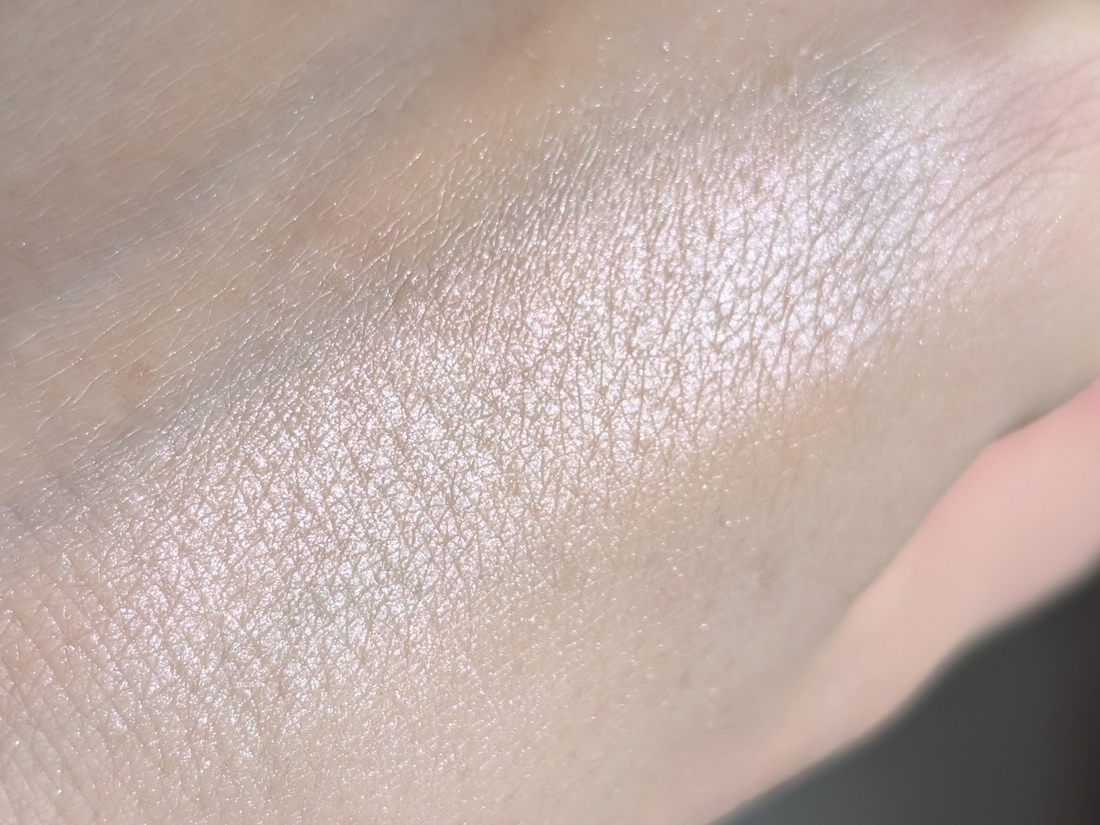 Colorgram Milk Bling Heartlighter 02 Pink Heart, дневной свет