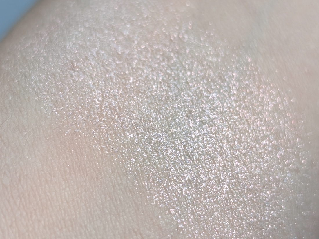 Colorgram Milk Bling Heartlighter 02 Pink Heart, дневной свет