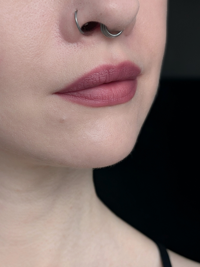 Laka Bulky Matte Lipstick 410 Bold Berry, один слой, дневной свет