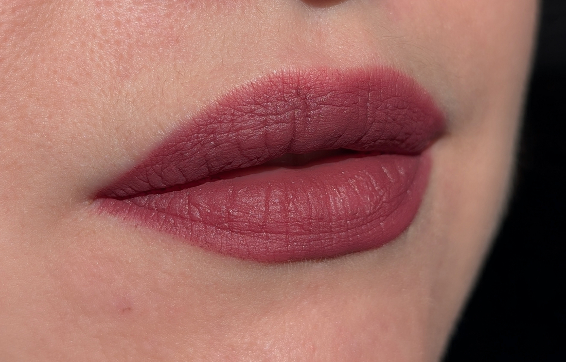 Laka Bulky Matte Lipstick 410 Bold Berry, два слоя, солнце