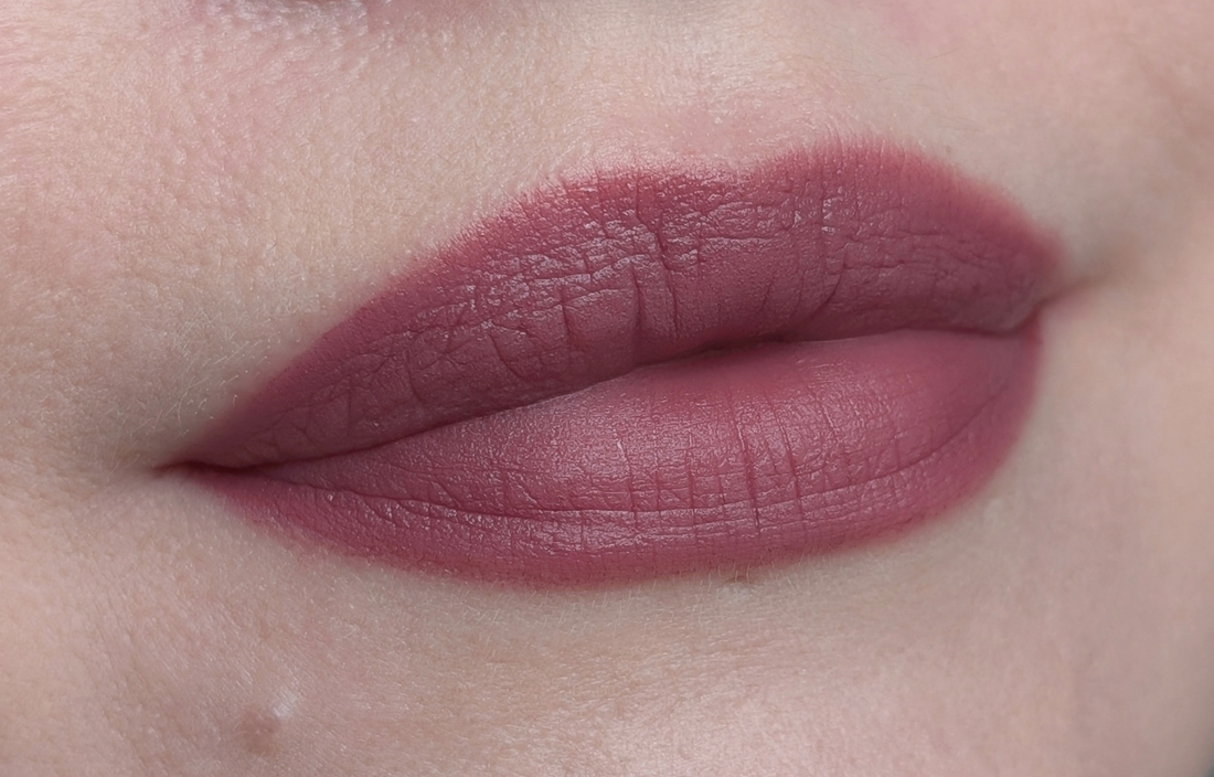 Laka Bulky Matte Lipstick 410 Bold Berry, два слоя, нейтральный дневной свет