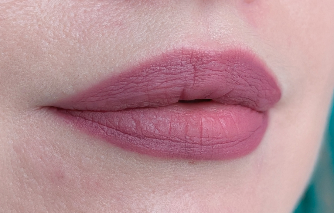 Laka Bulky Matte Lipstick 410 Bold Berry, два слоя, более трёх часов, перекус + чаи, кофеи, вода, вечерний холодный свет