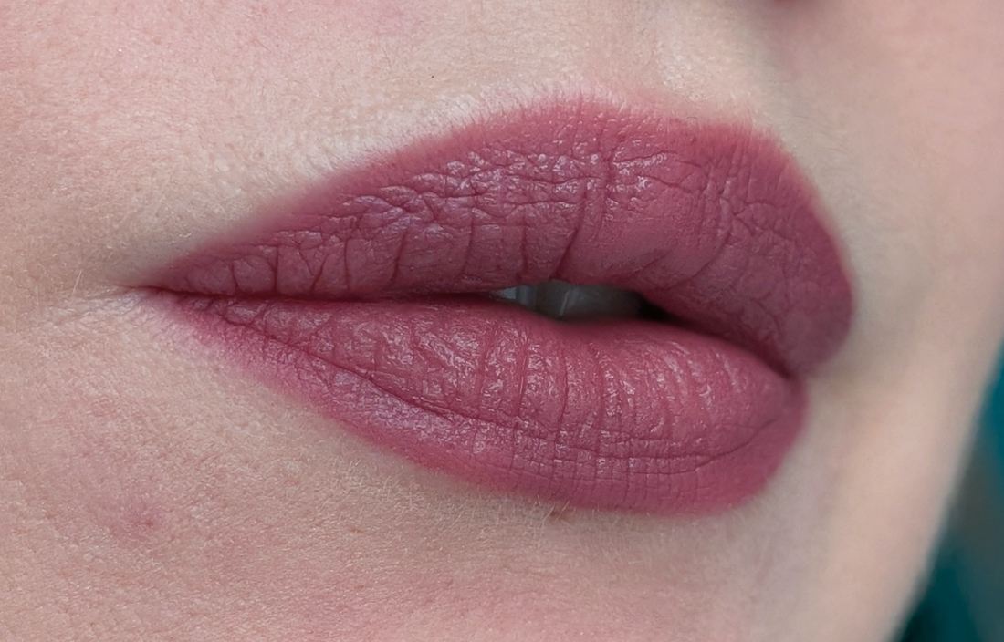Laka Bulky Matte Lipstick 410 Bold Berry, два слоя спустя 2 часа, дневной/вечереющий свет