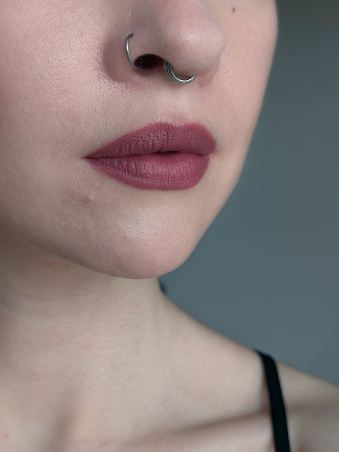 Laka Bulky Matte Lipstick 410 Bold Berry, два слоя, холодный дневной свет