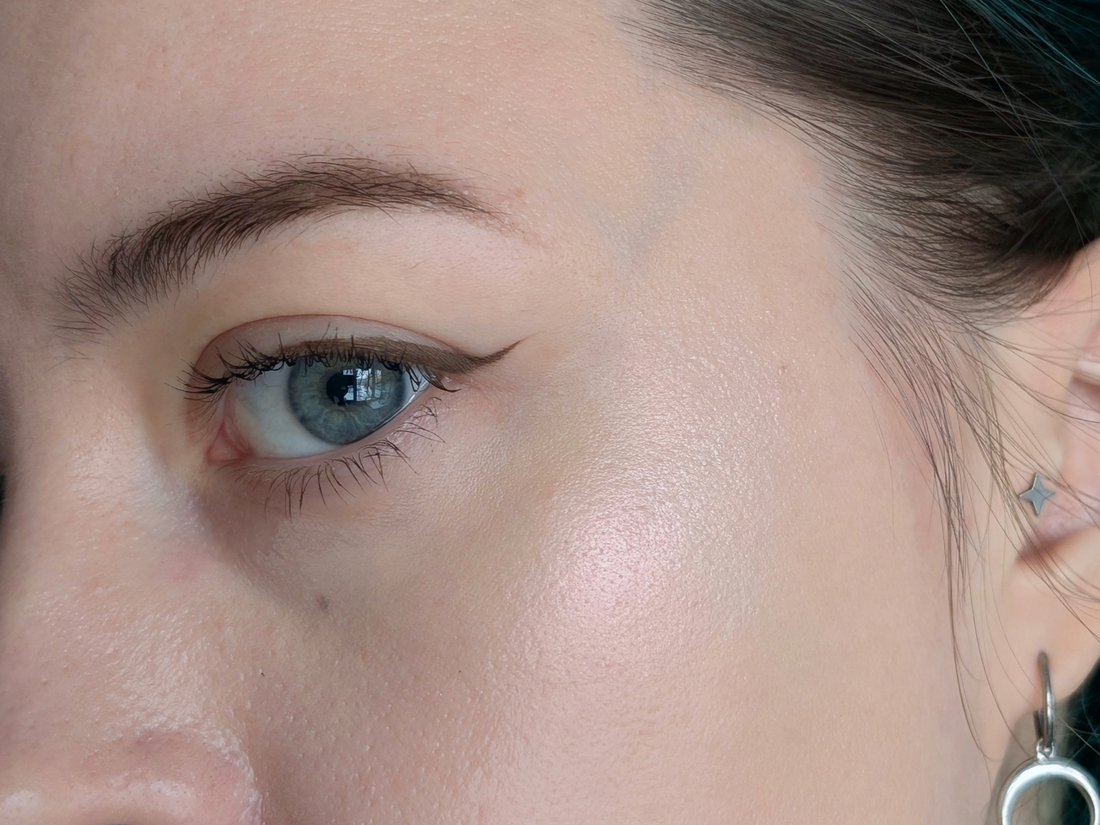 Clio Prism Highlighter 04 Grace Opal, плотный слой, тёплый дневной свет