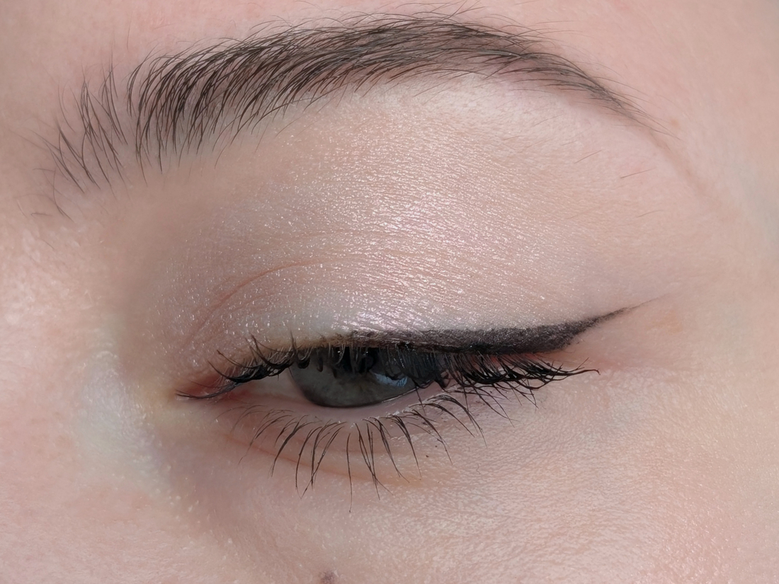 Clio Prism Highlighter 04 Grace Opal, дневной свет