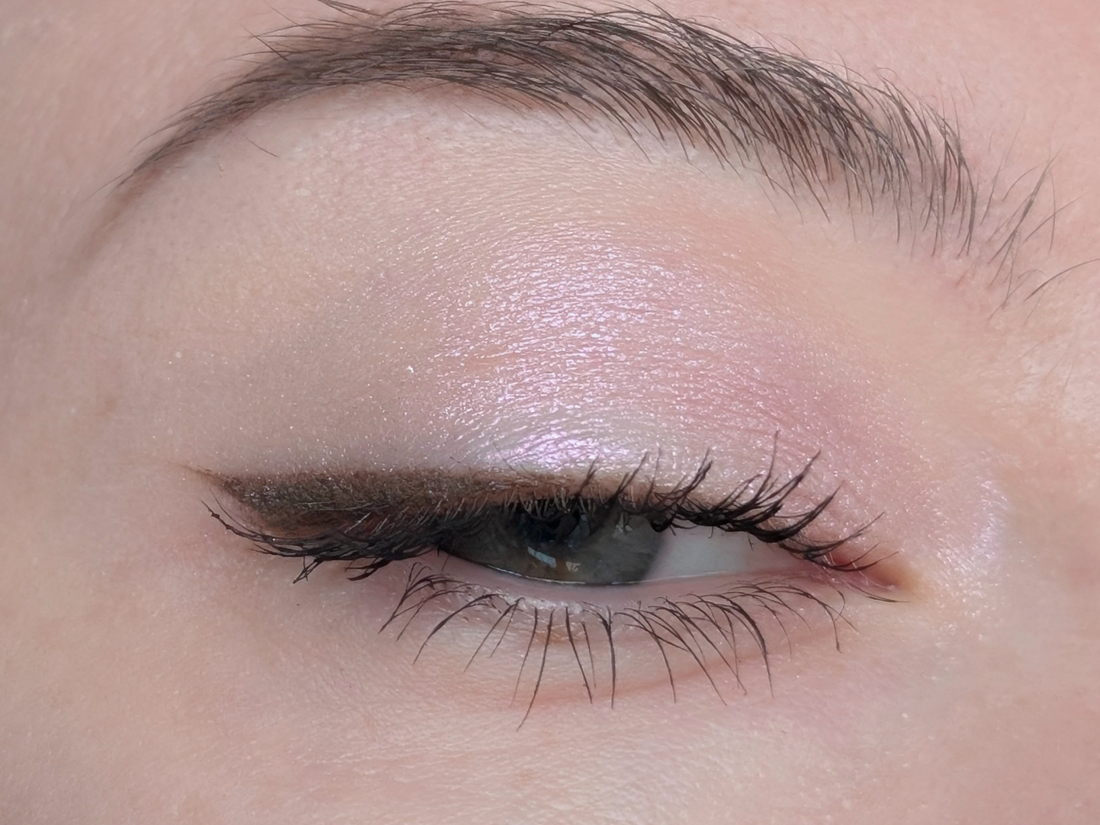 Clio Prism Highlighter 06 Violet Ruby, дневной свет