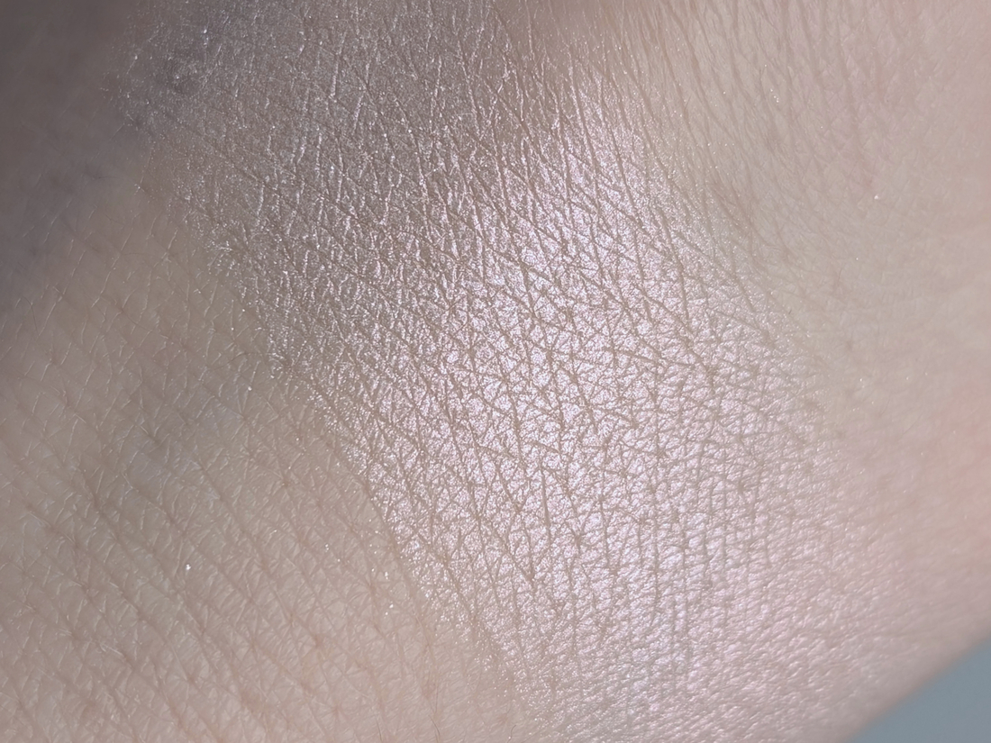 Clio Prism Highlighter 06 Violet Ruby, дневной свет