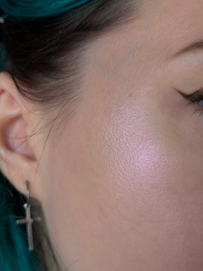 Clio Prism Highlighter 06 Violet Ruby, плотный слой, в тени