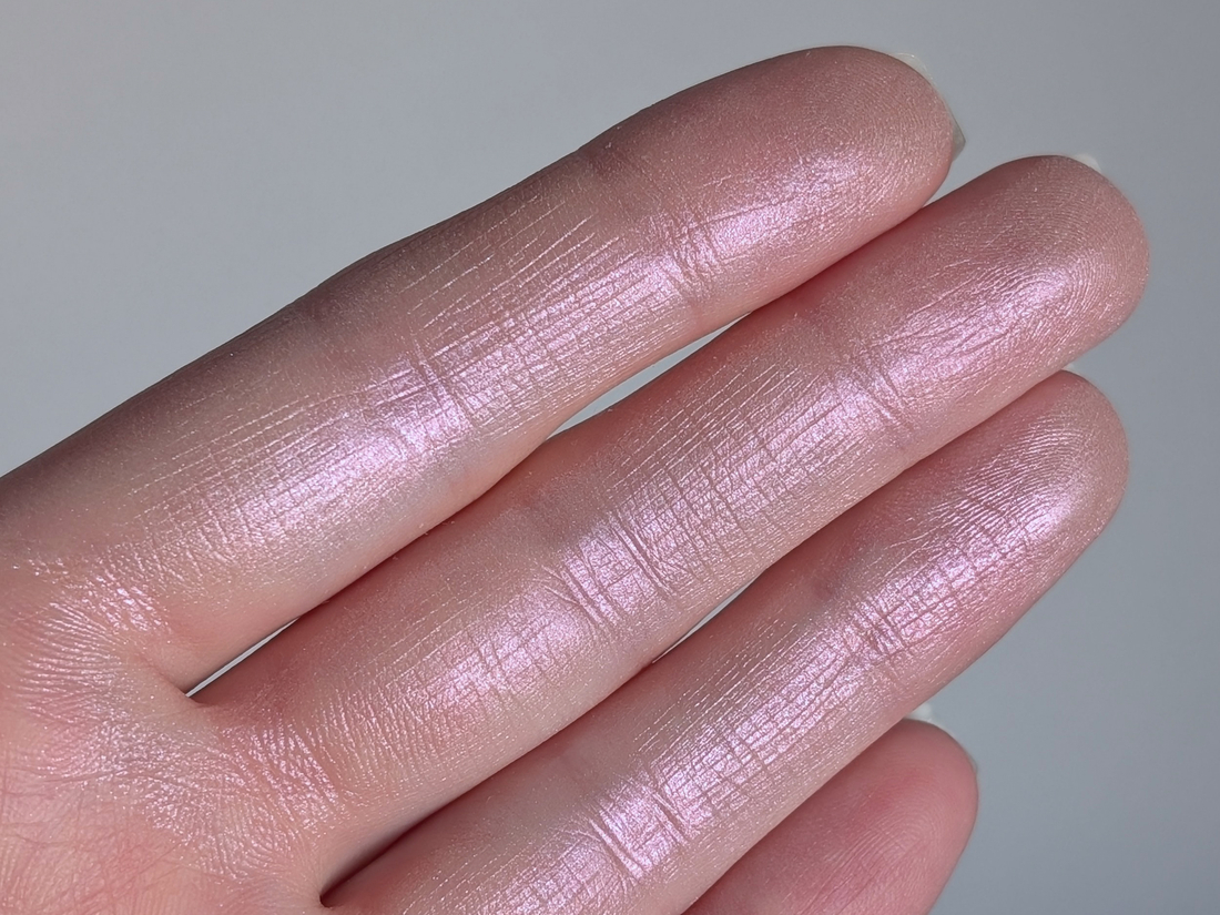 Clio Prism Highlighter 06 Violet Ruby, дневной свет