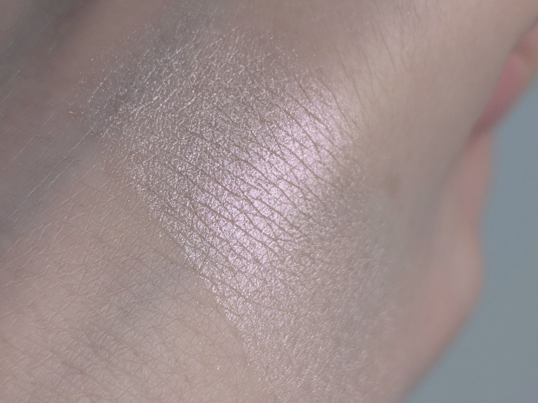 Clio Prism Highlighter 06 Violet Ruby, дневной свет