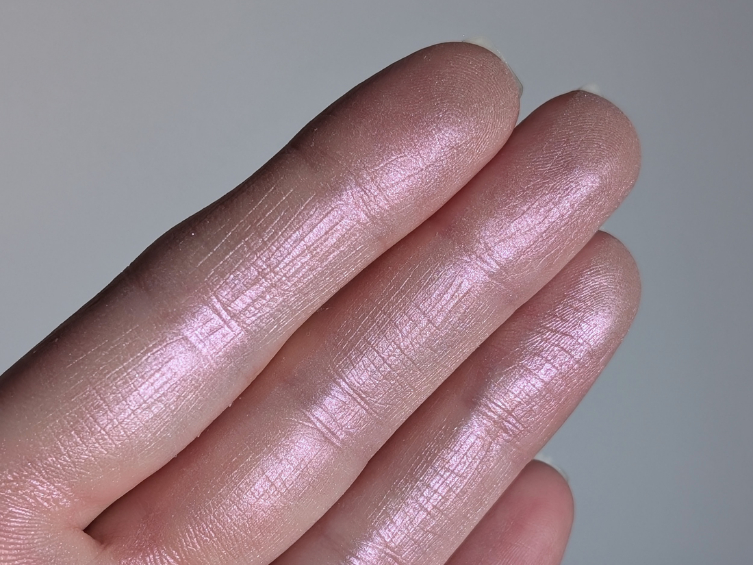 Clio Prism Highlighter 06 Violet Ruby, дневной свет