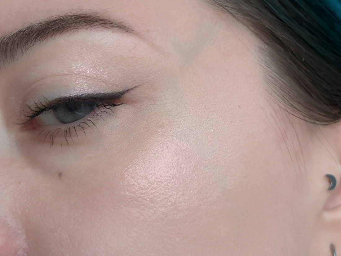 Clio Prism Highlighter 04 Grace Opal, на скуле и веке, плотный слой, тёплый дневной свет