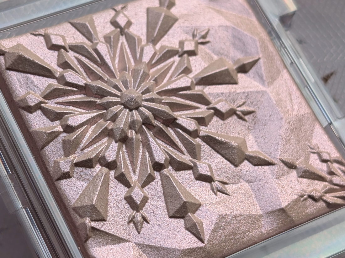 Clio Prism Highlighter 06 Violet Ruby, яркий дневной свет