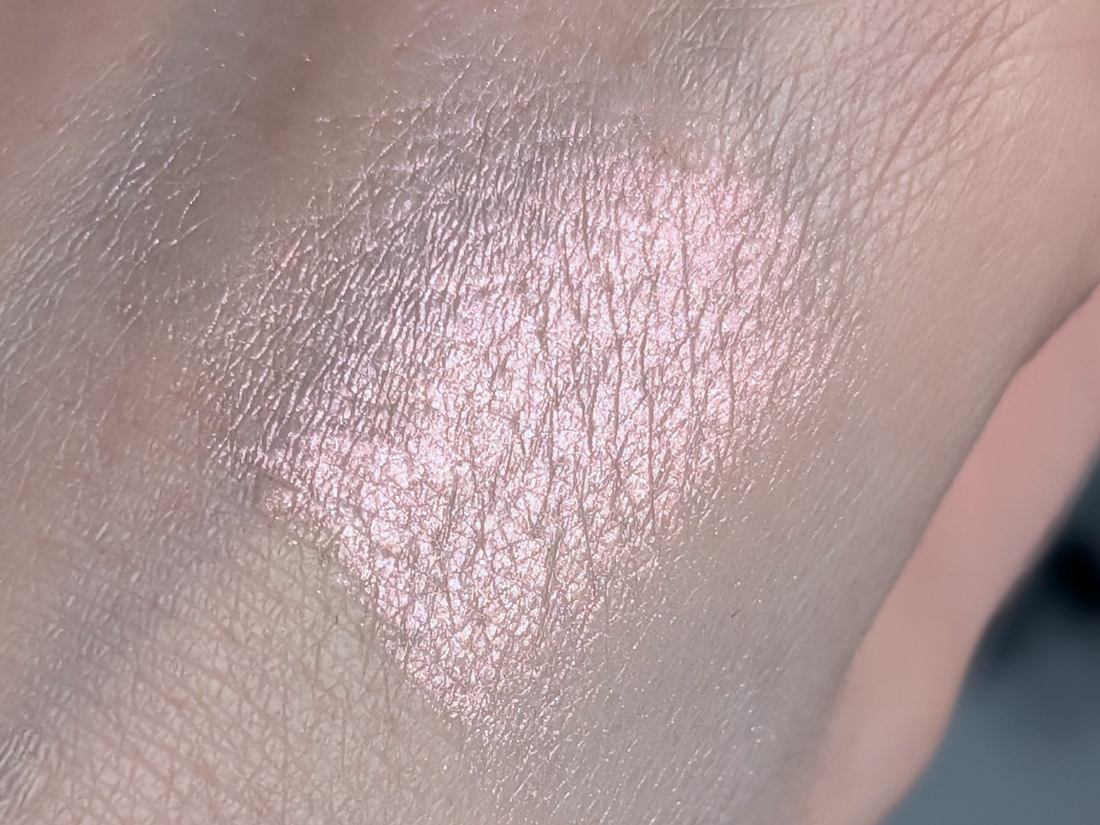 Clio Prism Highlighter 04 Grace Opal, непрямой дневной свет