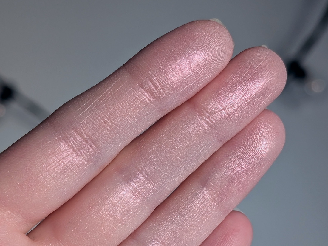 Clio Prism Highlighter 04 Grace Opal, дневной свет