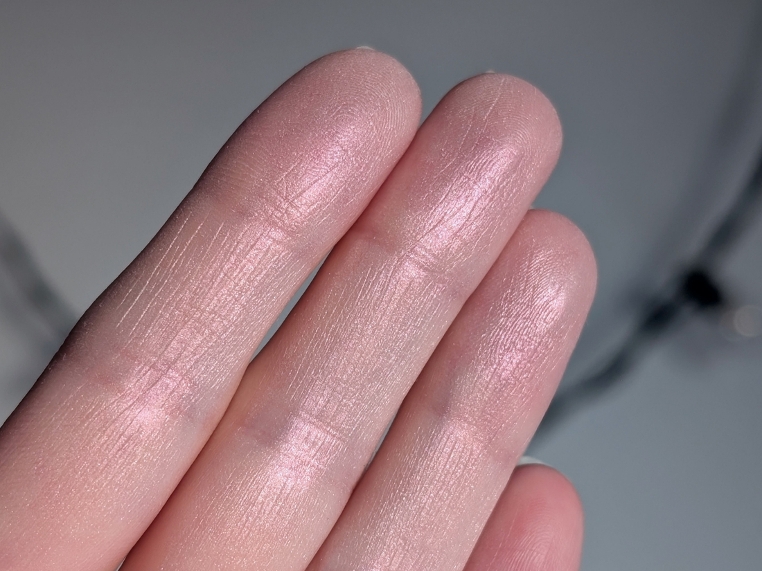 Clio Prism Highlighter 04 Grace Opal, дневной свет