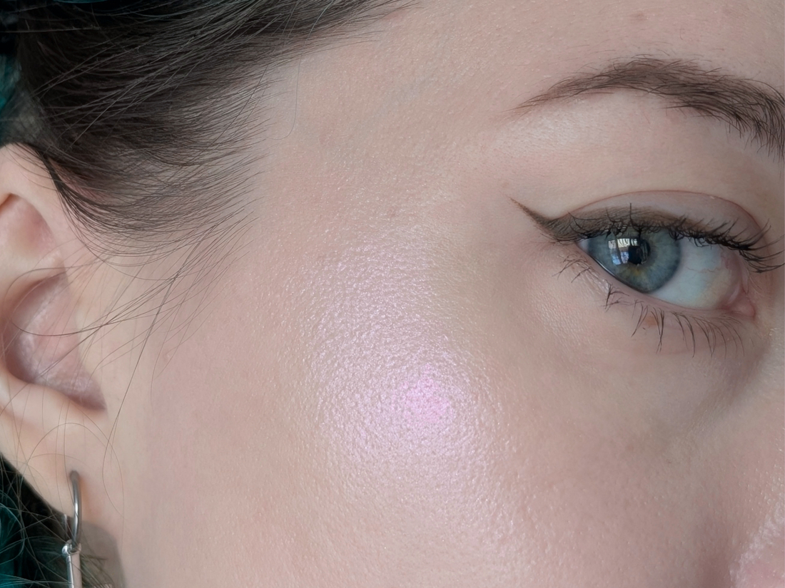 Clio Prism Highlighter 06 Violet Ruby, плотный слой, дневной свет