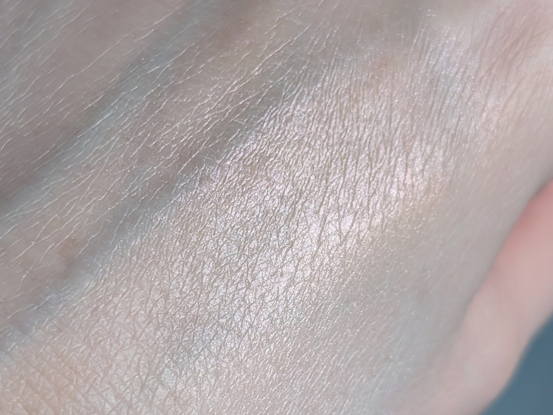 Clio Prism Highlighter 04 Grace Opal, дневной свет