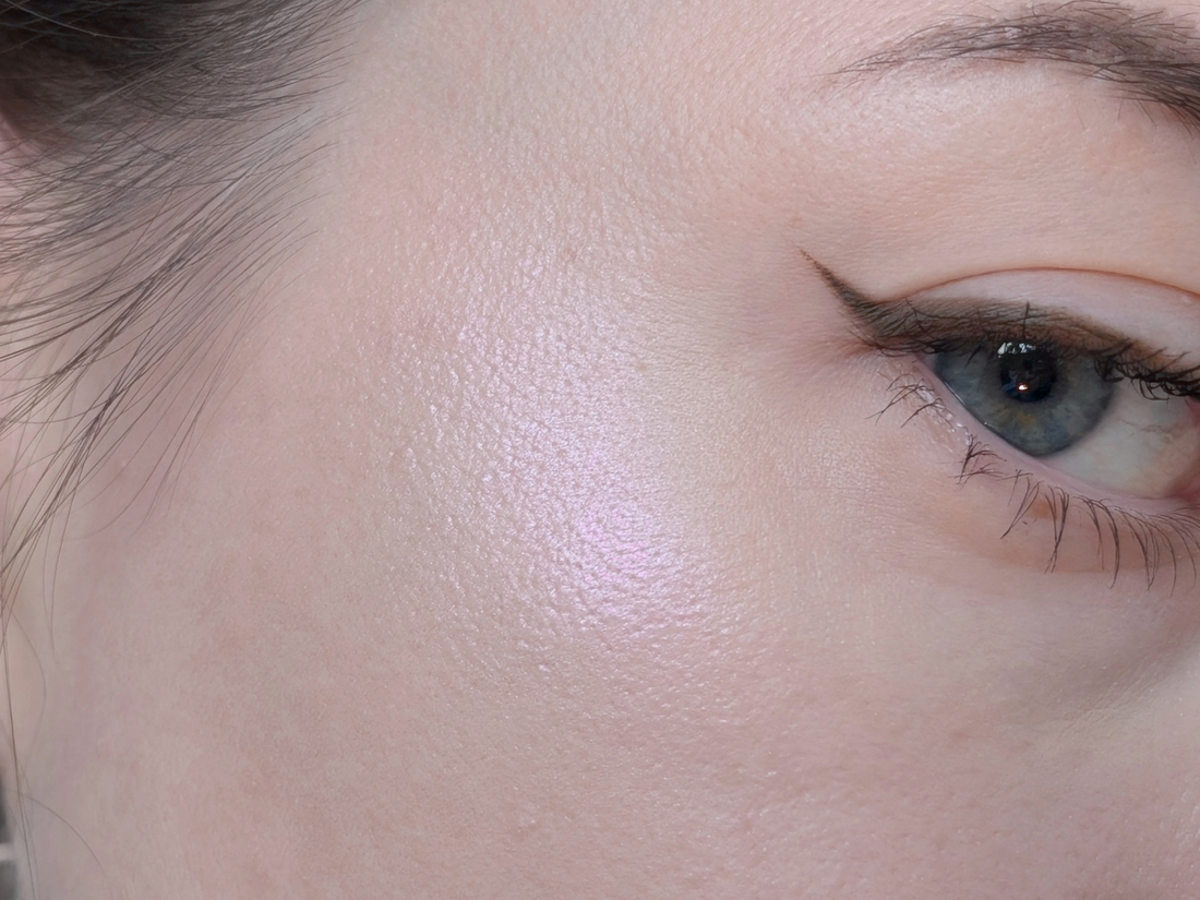 Clio Prism Highlighter 06 Violet Ruby, плотный слой, дневной свет